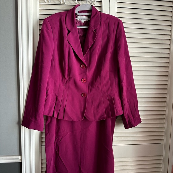 Size 16 - Le Suit - Raspberry - Picture 1 of 6